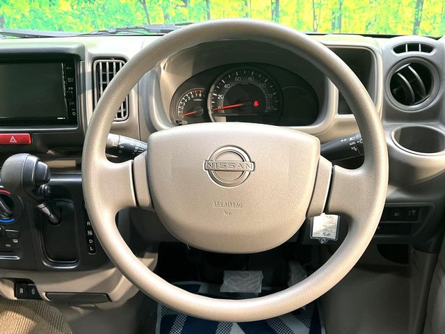 �C���e���A�ɍ��킹���f�U�C���̃X�e�A�����O�́A�^�]�������̂��Ƃ��l���A�^�]���₷���`��A�傫���ł��B�����x�A���ۂɐG���Ă��m���߂��������B