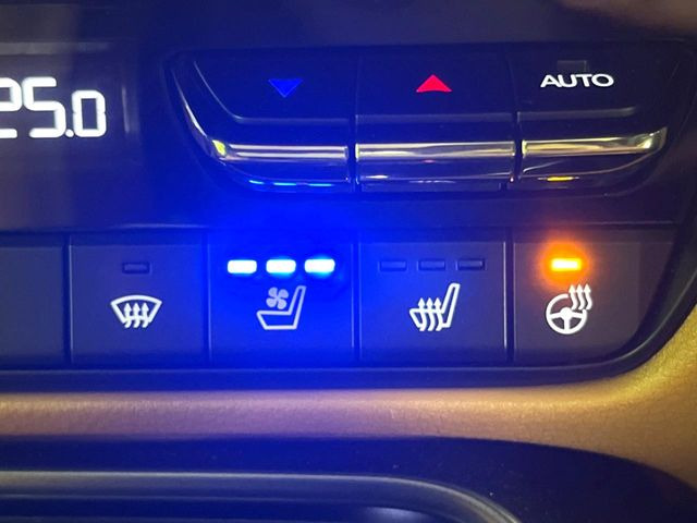 【シートベンチレーション】夏場は涼しい風でお尻や背中の熱やムレを防ぎ、冬はエアコンよりも早く温まってポカポカに!季節を問わず快適に過ごせます。