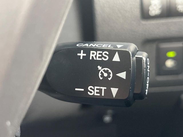 【クルーズコントロール】高速道路もラクラク走行。アクセルを離しても一定速度で走行ができ、長距離運転時の負担を軽減!加速・減速も簡単なスイッチ操作で調整できます。