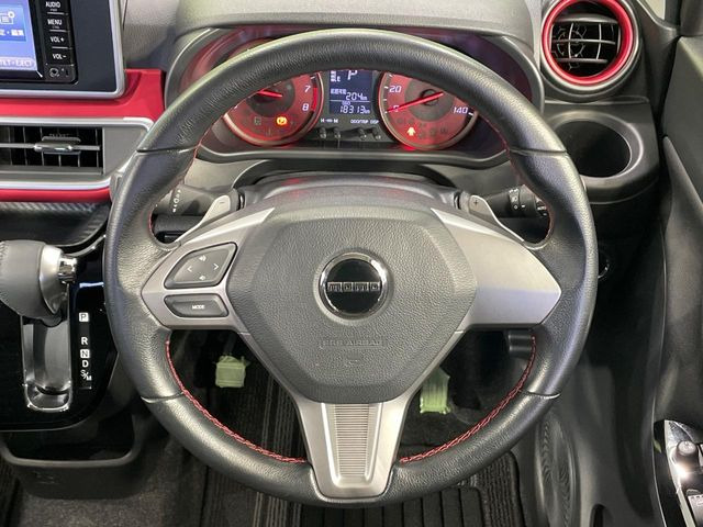 �C���e���A�ɍ��킹���f�U�C���̃X�e�A�����O�́A�^�]�������̂��Ƃ��l���A�^�]���₷���`��A�傫���ł��B�����x�A���ۂɐG���Ă��m���߂��������B