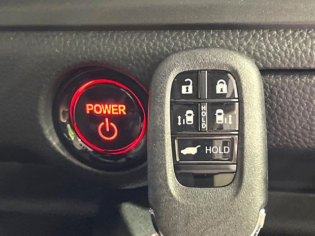 �yHonda�X�}�[�g�L�[�z�J�o����|�P�b�g�ɓ��ꂽ�܂܂ł��h�A�̎{���E�������\�ȃX�}�[�g�L�[�𑕔��B�G���W���̃I���E�I�t�����J�M�����o���K�v����������Ƃ��Ă��֗��ł���