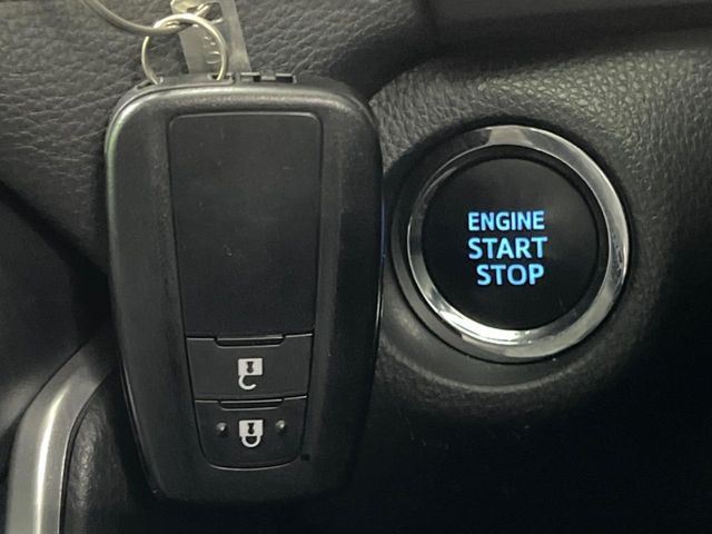 【スマートキー】カバンやポケットに入れたままでもドアの施錠・解錠が可能なスマートキーを装備。エンジンのオン・オフ時もカギを取り出す必要が無いからとっても便利です♪