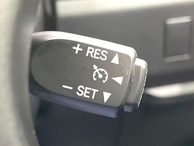 【クルーズコントロール】高速道路もラクラク走行。アクセルを離しても一定速度で走行ができ、長距離運転時の負担を軽減!加速・減速も簡単なスイッチ操作で調整できます。