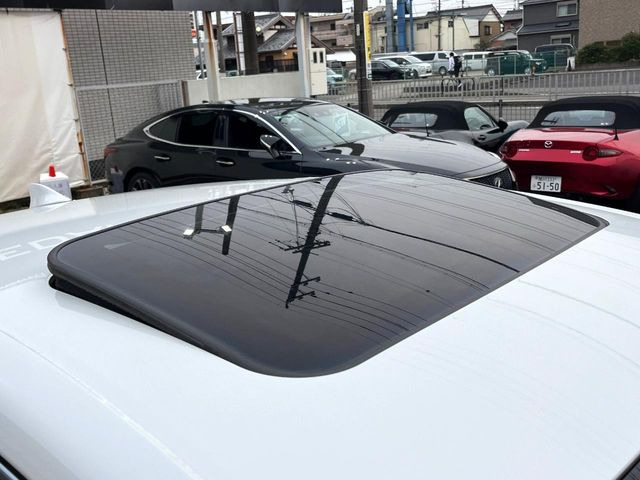 【ムーンルーフ】開放感たっぷりの希少装備、ムーンルーフが装着されています!車内に明かりを取り入れたり景色を楽しむ以外にも、車内の空気も簡単に換気できて快適です!