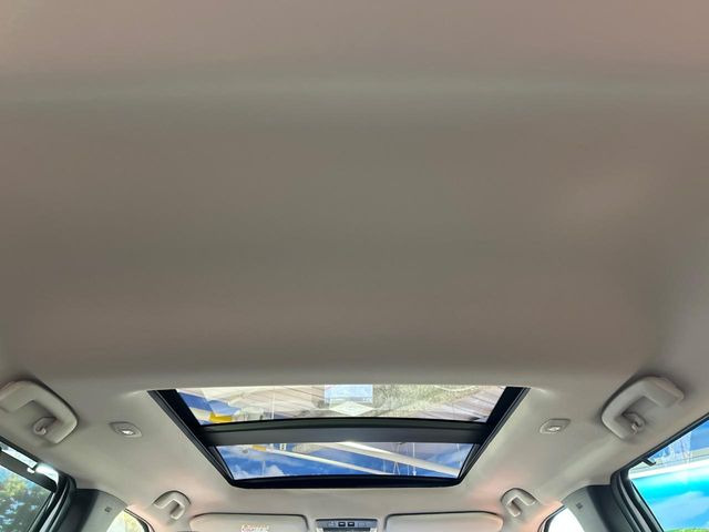 【パノラマルーフ】大型のガラスルーフ搭載で車内の解放感が一気にアップ!開放的なドライブをお楽しみいただけます。