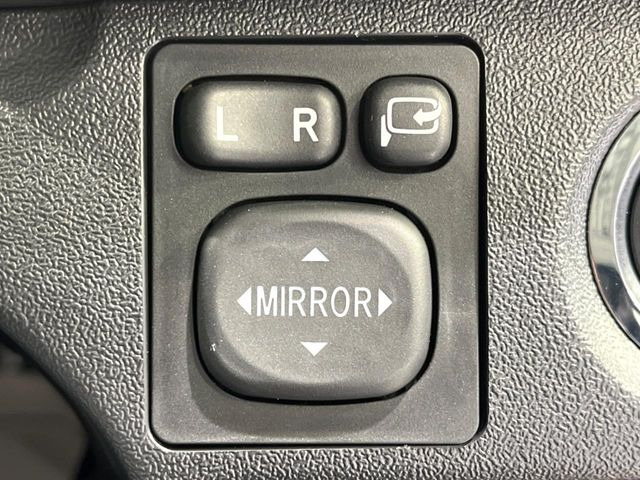 �y�d���i�[�~���[�z�T�C�h�~���[�͓d���i�[���ƂȂ��Ă���A�������ԏ�ł��L�Y�������X�N��}�����܂��B