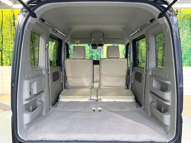 ���i�̂���������ʋ΁A���}���ɏ\���ȉ׎��X�y�[�X���m�ۂ��Ă���܂��B�Z�J���h�V�[�g��|���ƁA�傫�ȉו��̐ύڂ��\�ł���