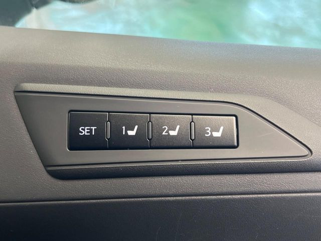 【メモリー機能付きパワーシート】ドライバーごとに設定したシート位置を記憶して、ボタン一つで切り替えできる便利な機能!運転する方が複数名いらっしゃるご家庭におすすめです♪