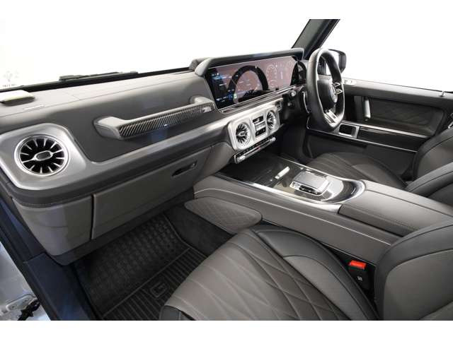 �f���A���G�O�]�[�X�g���̗p���Ă���A�͋����G���W���T�E���h�ƃX�|�[�e�B�ȕ��͋C�����o�������܂��B���s���̔��͂���r�C�����A����̊y��������w�������Ă鑕���ł������܂��B