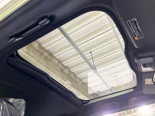 【ガラスルーフ】ガラスルーフ搭載で車内の解放感が一気にアップ!開放的なドライブをお楽しみいただけます。