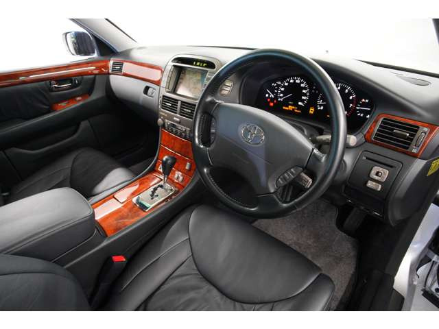 �����ɍL�����Ԃ́A�܂���&ldquo;�Î�&rdquo;�Ƃ����ґ�B�������h�A��߂��u�ԂɖK���A�O�E�Ɛ؂藣���ꂽ���̂悤�Ȋ��o�B