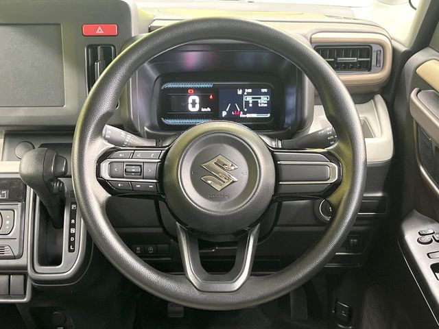 �C���e���A�ɍ��킹���f�U�C���̃X�e�A�����O�́A�^�]�������̂��Ƃ��l���A�^�]���₷���`��A�傫���ł��B�����x�A���ۂɐG���Ă��m���߂��������B