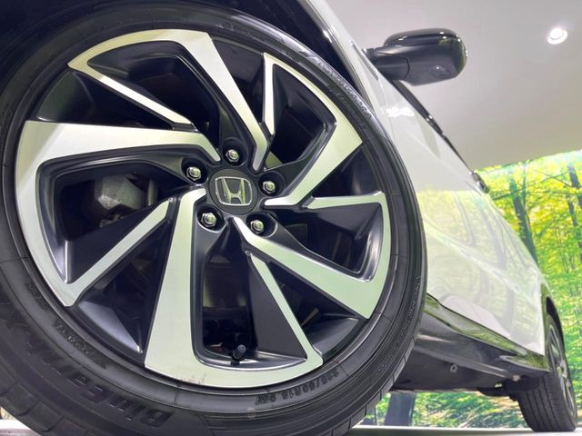 【純正18インチアルミホイール】外観にマッチした純正アルミホイールを装着しております。各種社外アルミホイールや、スタッドレスタイヤも取扱いしております。是非ご相談ください♪