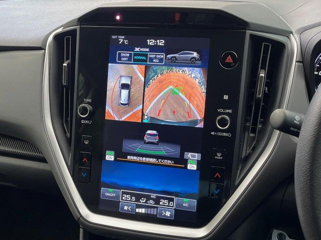 �y�}���`�e���C�����j�^�[�z�Ԃ̃t�����g��T�C�h�̃J�����摜�𓯎��Ƀ��j�^�[�\�����邱�ƂŁA���H�⋷�����𑖍s���ł����͂̏󋵊m�F���ł����S!�{�iSUV�ɂ��ꂵ�������ł���