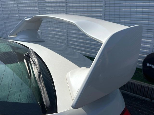 【大型リヤスポイラー】スポーツカーらしさがグッと引き立つ大型リヤスポイラーを装着♪高速走行時のスタビリティ(走行安定性)向上に役立ちます。