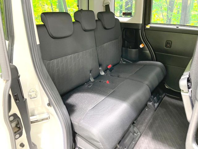 広々とした2列目シートは居住性が高く、居心地も快適!友達や家族とのお出かけにぴったりです。ベビーシートやチャイルドシート使用時も快適にお過ごしいただける十分な空間を確保しています。