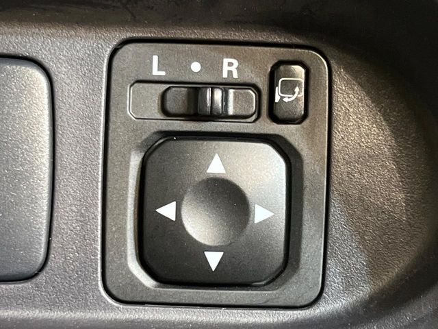 �y�d���i�[�~���[�z�T�C�h�~���[�͓d���i�[���ƂȂ��Ă���A�������ԏ�ł��L�Y�������X�N��}�����܂��B