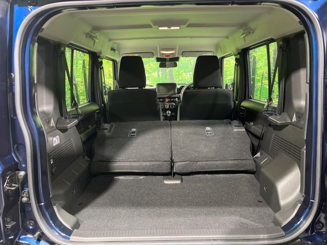 積み下ろしのしやすいデッキにはたっぷりと荷物を積み込んでいただけます。遊びから仕事まで、様々なシーンで頼れます♪