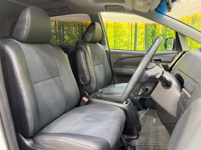 運転席シート廻りは使用感も少なく、良好な状態となっています。前オーナー様が丁寧に使っていたことがよくわかりますね。