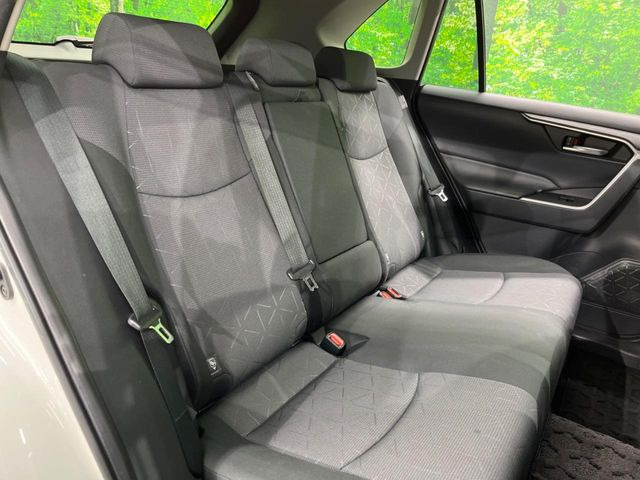 後部座席も気になるようなキズ・汚れやへたり等、大きなダメージはなく、良好な状態です。