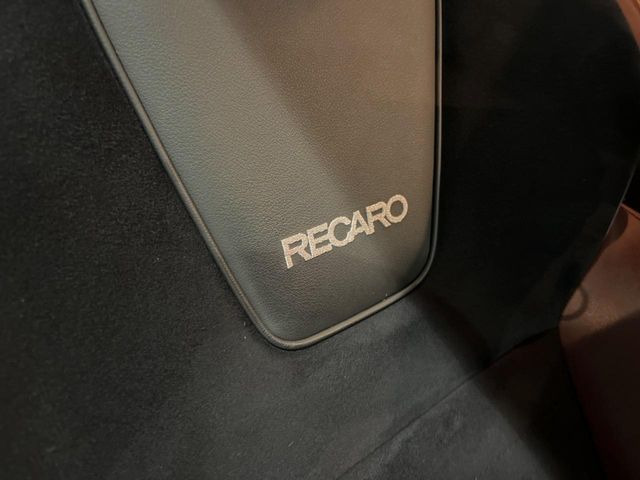 ��RECARO�V�[�g���z�[���h���ɗD��A�J�[�u���̑̂������}�����Ă���܂��B�܂��A�̂Ƀt�B�b�g���邩�獘��w�������ɂ����A�����O�h���C�u�⍂�����s�ł����K�ɂ��߂�����������