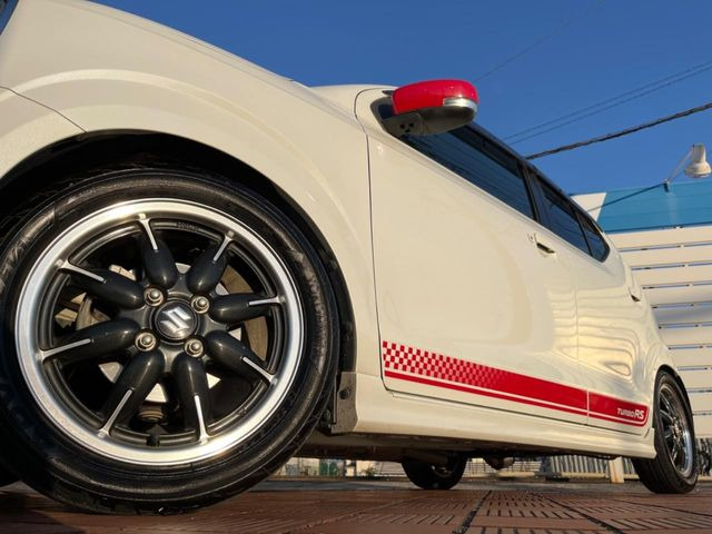 �y����15�C���`�A���~�z�C�[���z�O�ςɃ}�b�`���������A���~�z�C�[���𑕒����Ă���܂��B�e��ЊO�A���~�z�C�[����A�X�^�b�h���X�^�C�����戵�����Ă���܂��B���񂲑��k����������