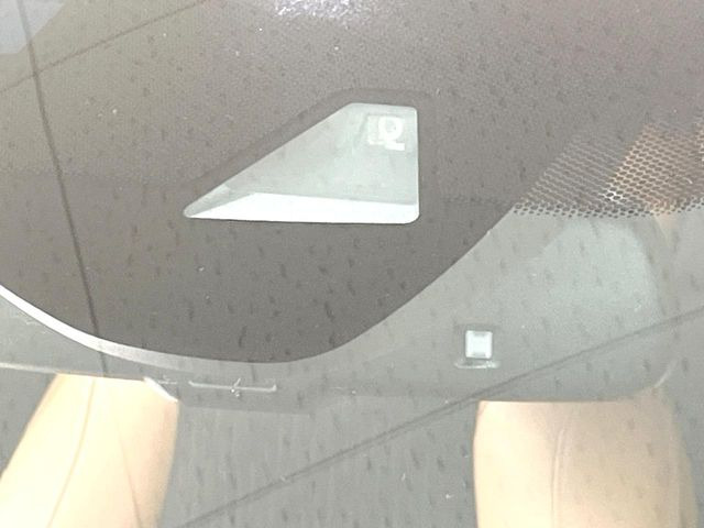 【ホンダセンシング】走行中に前方の車両等を認識し、衝突しそうな時は警報とブレーキで衝突回避と被害軽減をアシスト。より安全にドライブをお楽しみいただけます。