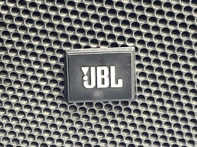 �yJBL�T�E���h�V�X�e���z���[�J�[�I�v�V�����̍��i�ʃT�E���h�V�X�e���𓋍ځB��p�̃`���[�j���O���{���ꂽ�召�l�X�ȃX�s�[�J�[����ǎ��ȃT�E���h���t�ł��A�Տꊴ���ӂ�鉹����Ԃ����o���܂��B