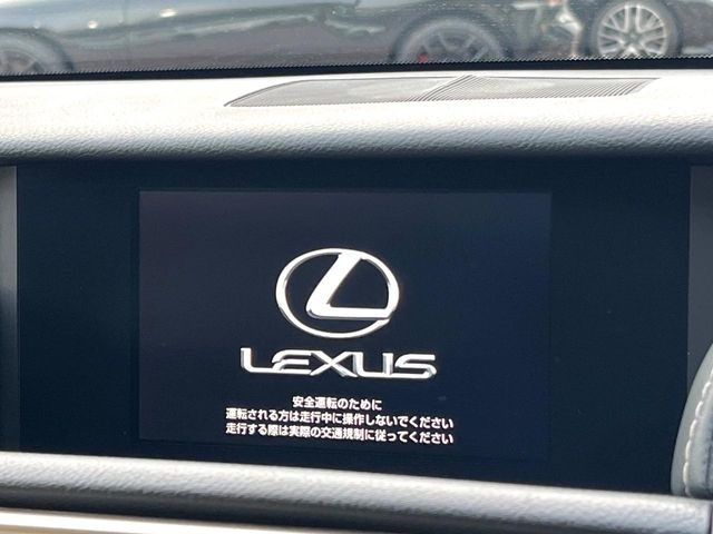 【メーカー純正ナビ】インテリアに溶け込むスタイリッシュな「専用設計」メーカーナビを装備♪視認性や操作性など基本性能にも優れ、より上質なカーライフをお楽しみいただけます。