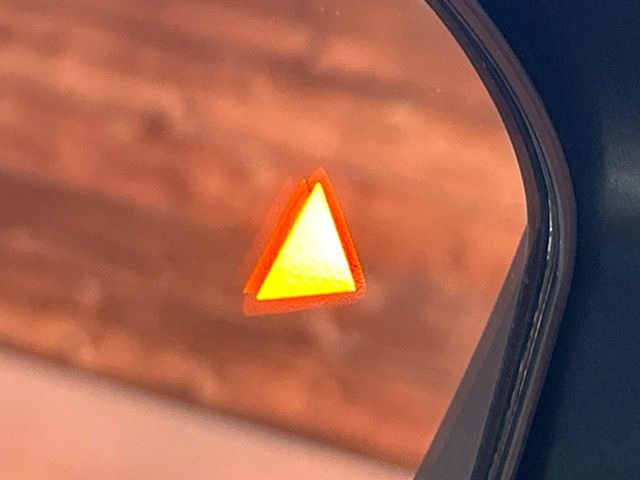 【ブラインドスポットワーニング】走行中、ドアミラーの死角になりやすい箇所に後続車が接近するとサイドミラー付近に警告を表示、ドライバーに注意喚起をしてくれます。