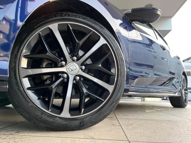 �y����18�C���`�A���~�z�C�[���z�O�ςɃ}�b�`���������A���~�z�C�[���𑕒����Ă���܂��B�e��ЊO�A���~�z�C�[����A�X�^�b�h���X�^�C�����戵�����Ă���܂��B���񂲑��k����������