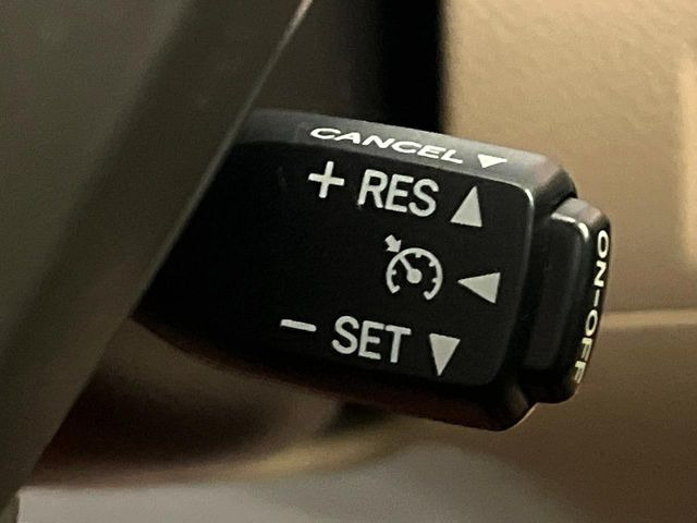 �y�N���[�Y�R���g���[���z�������H�����N���N���s�B�A�N�Z���𗣂��Ă���葬�x�ő��s���ł��A�������^�]���̕��S���y��!�����E�������ȒP�ȃX�C�b�`����Œ����ł��܂��B