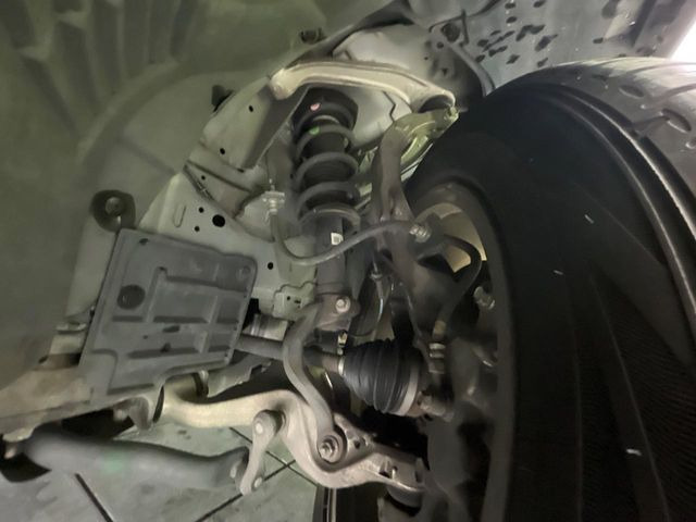 お車を安心してお乗りいただく為には、足回りの定期点検が欠かせません。サービスサポート(有償保証)では無料点検もご提供しており、安心のカーライフをお過ごしいただけるサポート体制が整っています。