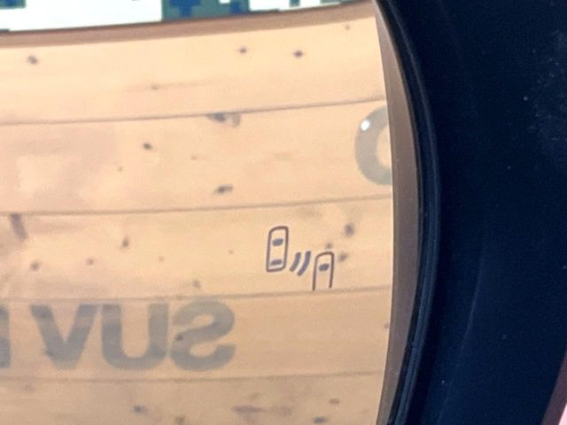 【ブラインドスポットモニター】走行中、ドアミラーの死角になりやすい箇所に後続車が接近するとサイドミラーのレンズに警告を表示!ドライバーに注意喚起をしてくれます。