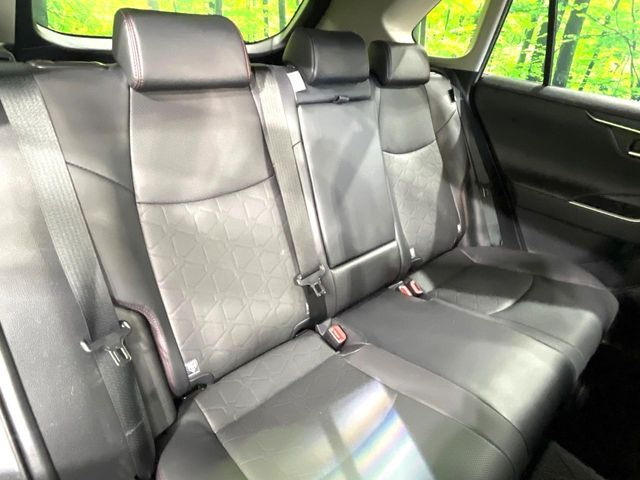 後部座席も気になるようなキズ・汚れやへたり等、大きなダメージはなく、良好な状態です。