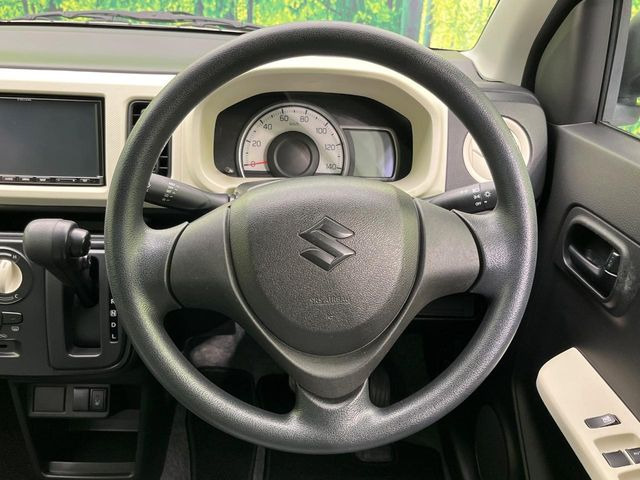 �C���e���A�ɍ��킹���f�U�C���̃X�e�A�����O�́A�^�]�������̂��Ƃ��l���A�^�]���₷���`��A�傫���ł��B�����x�A���ۂɐG���Ă��m���߂��������B