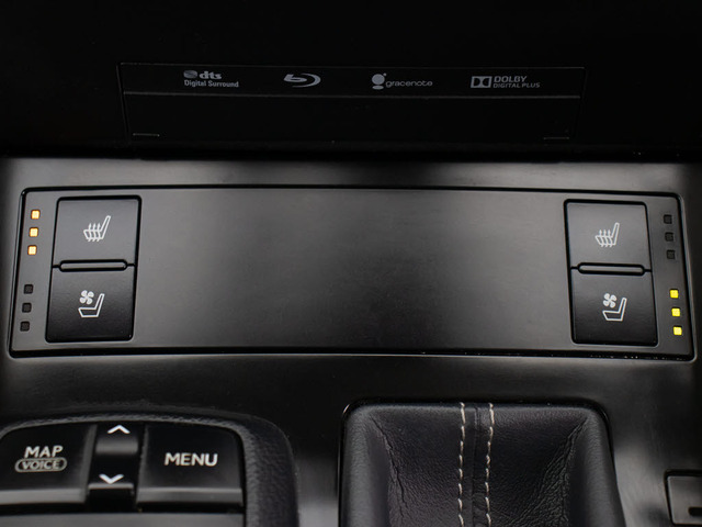 ★快適エアシート&シートヒーターを装備しています!高級車ならではの装備です!シートが暖まる機能!シートから冷風が出る機能!どちらも付いています!!寒い冬も、暑い夏も快適にご乗車頂けますよ!!