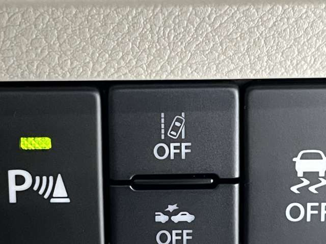 �Ԃ̎Ԑ����J�����ŔF�����A�͂ݏo�������Ȏ��Ɍx���𔭂�����X�e�A�����O�����⏕���Ĉ��S�^�]���T�|�[�g!