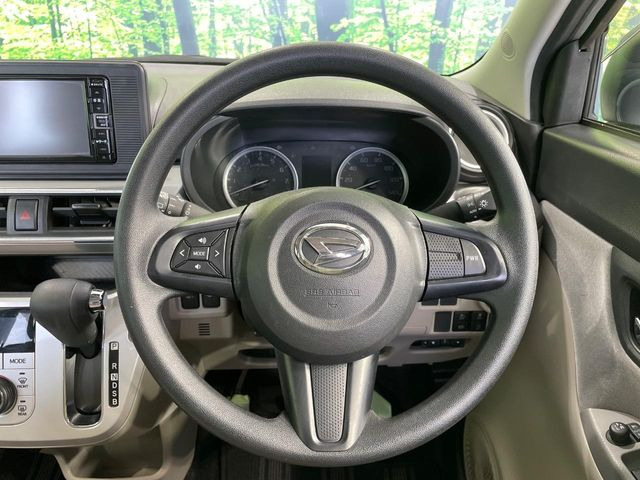 �C���e���A�ɍ��킹���f�U�C���̃X�e�A�����O�́A�^�]�������̂��Ƃ��l���A�^�]���₷���`��A�傫���ł��B�����x�A���ۂɐG���Ă��m���߂��������B