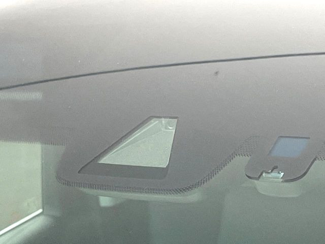 【プリクラッシュセーフティ】前方の車両等を検知し、衝突しそうな時は警報で注意を促し、ブレーキを踏む力をサポート。ブレーキを踏めなかった場合は衝突被害軽減ブレーキが作動、衝突回避をサポートします。