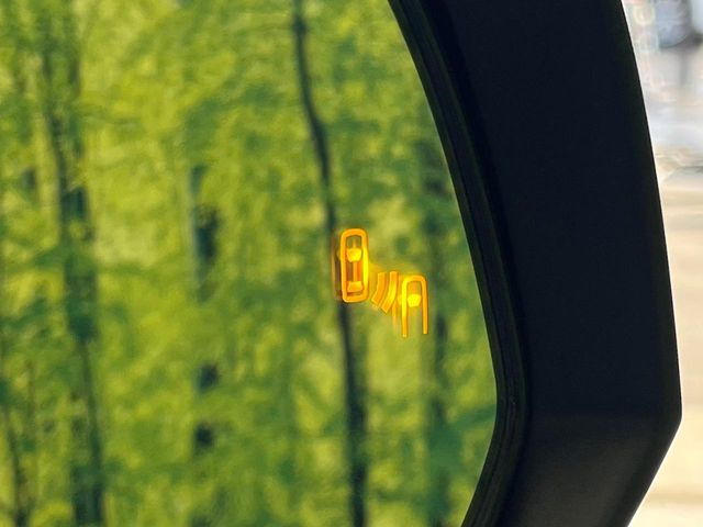 【ブラインドスポットモニター】走行中、ドアミラーの死角になりやすい箇所に後続車が接近するとサイドミラーのレンズに警告を表示!ドライバーに注意喚起をしてくれます。