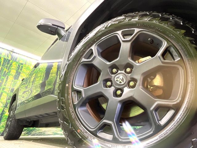 【純正18インチアルミホイール】外観にマッチした純正アルミホイールを装着しております。各種社外アルミホイールや、スタッドレスタイヤも取扱いしております。是非ご相談くださ