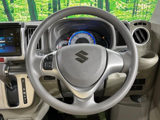 �C���e���A�ɍ��킹���f�U�C���̃X�e�A�����O�́A�^�]�������̂��Ƃ��l���A�^�]���₷���`��A�傫���ł��B�����x�A���ۂɐG���Ă��m���߂��������B