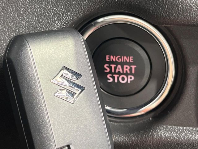 【キーレススタートシステム】カバンやポケットに入れたままでもドアの施錠・解錠が可能なスマートキーを装備。エンジンのオン・オフ時もカギを取り出す必要が無いからとっても便利です♪