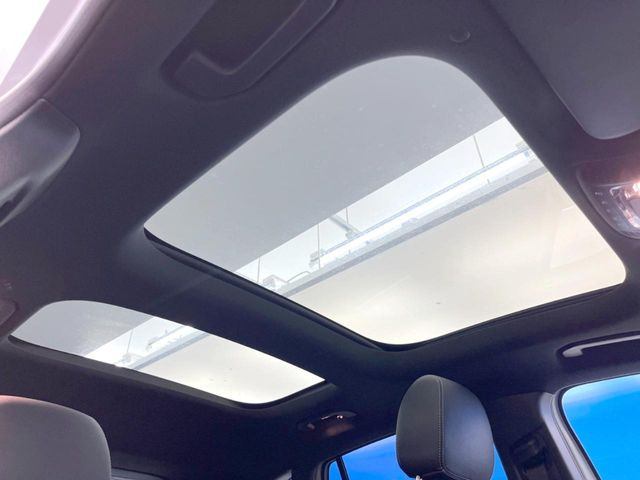 ���p�m���~�b�N�X���C�f�B���O���[�t::�唗�͂̃p�m���}���[�t�́A�㕔���Ȃɂ܂ő����Ă���A�J���I�ȋ�Ԃ����y���݂��������܂��B