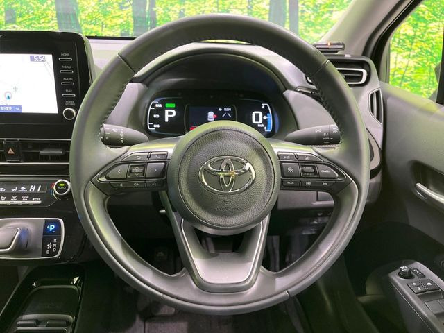 �C���e���A�ɍ��킹���f�U�C���̃X�e�A�����O�́A�^�]�������̂��Ƃ��l���A�^�]���₷���`��A�傫���ł��B�����x�A���ۂɐG���Ă��m���߂��������B