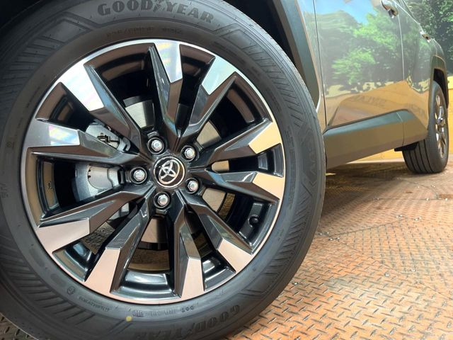 �y����18�C���`�A���~�z�C�[���z�O�ςɃ}�b�`���������A���~�z�C�[���𑕒����Ă���܂��B�e��ЊO�A���~�z�C�[����A�X�^�b�h���X�^�C�����戵�����Ă���܂��B���񂲑��k����������