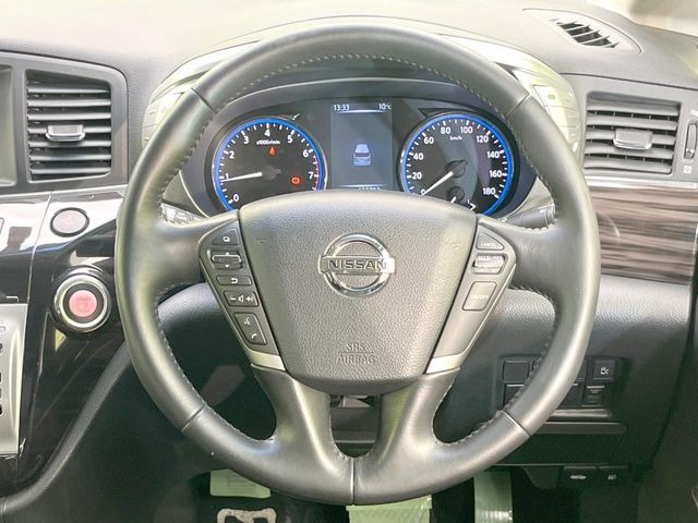 �y�����v�����X�e�A�����O�z�㎿�Ȋv���g�p���邱�ƂŁA��ɂ����������݂ƂĂ��^�]���₷���n���h���ł���