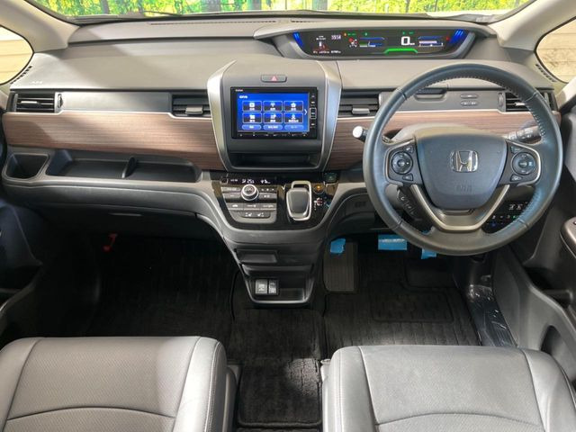 フリード1.5 ハイブリッド クロスター