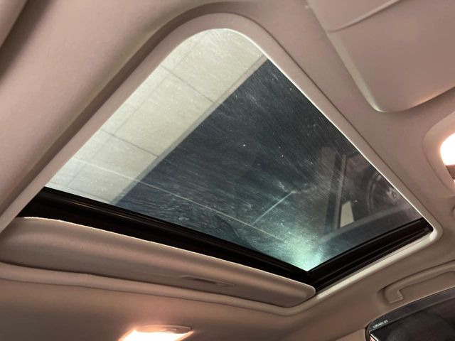 【サンルーフ】開放感たっぷりの希少装備、サンルーフが装着されています!車内に明かりを取り入れたり景色を楽しむ以外にも、車内の空気も簡単に換気できて快適です!